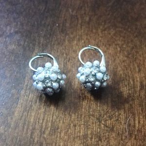 Super cute earrings with faux diamonds and faux pearls.
